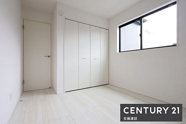 【 洋室 / 5.25帖 】清潔感溢れるシンプルな洋室!クローゼット完備