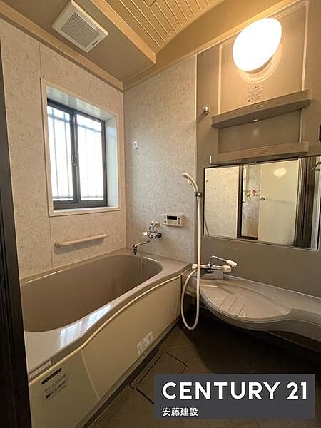 【　浴室　/　Bathroom　】窓があり換気もばっちりな浴室