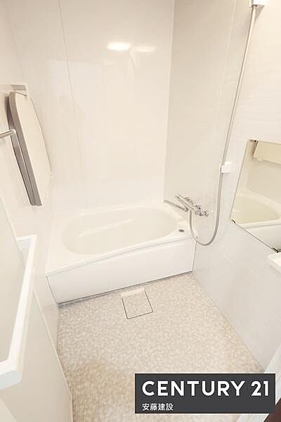 【　浴室　/　Bathroom　】ゆったりと至福のバスタイムを過ごせそうな清潔感ある浴室
