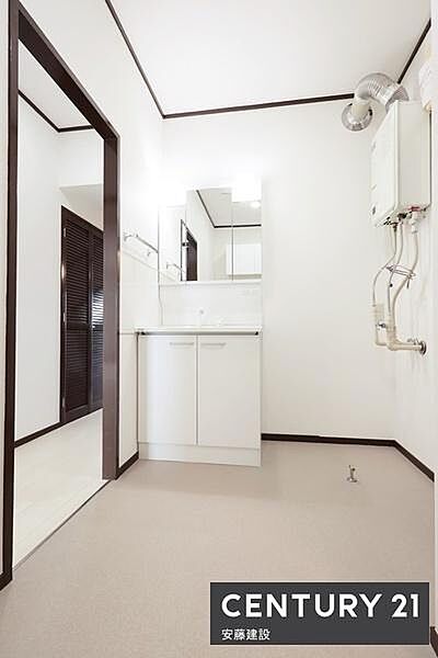 【　洗面所　/　Washroom　】清潔感溢れる洗面所は、家族みんなが快適に使えるよう配慮された空間バタバタしがちな朝の時間も、ゆとりをもって過ごせます！