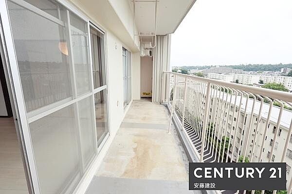 【　バルコニー　/　Balcony　】2部屋から出入可能な南向きバルコニー