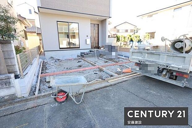 【　駐車場　/　parking　】並列2台可能な駐車スペース（※車種制限有）ご夫婦それぞれのお車をお家の前に停めることができます