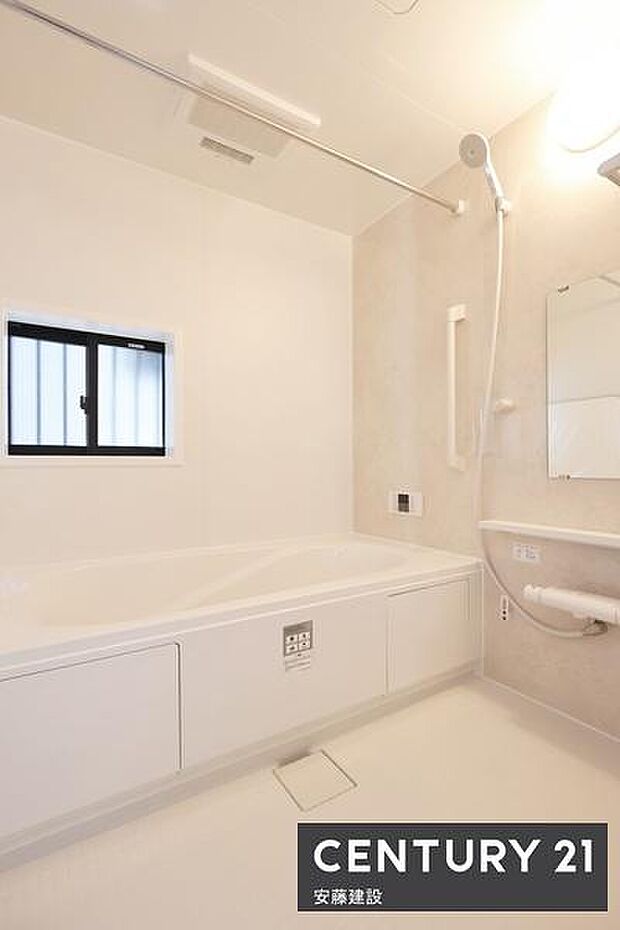 【　浴室　/　Bathroom　】たっぷりのお湯にゆったり浸かれそうなゆとりの浴室浴室暖房乾燥機が備わっており換気しやすく、冬場は過度な温度差を防げます