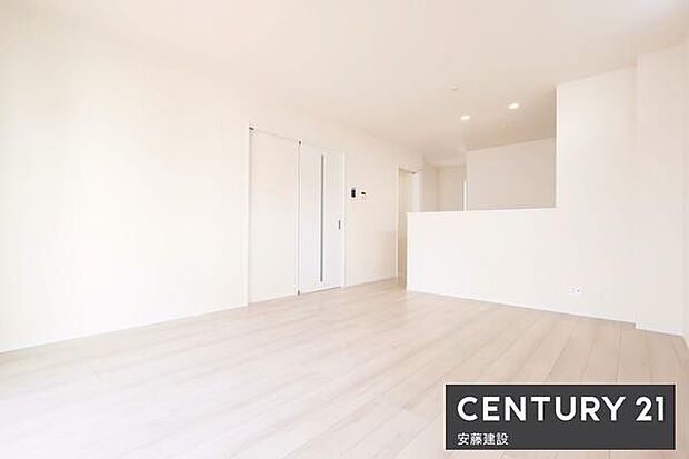 【 リビング / 18.5帖 】二面採光で陽当・風通良好なリビング!一日の大半を過ごす部屋だからこそ過ごしやすい空間にこだわりたいですね!