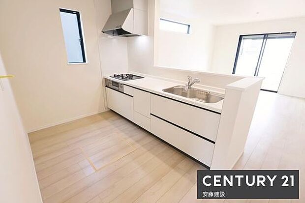 【 キッチン / Kitchen 】リビングを見渡せるオープンキッチンで、お料理の受け渡しもスムーズ冷蔵庫を置いてもゆとりある広さに換気に優れた窓付き!