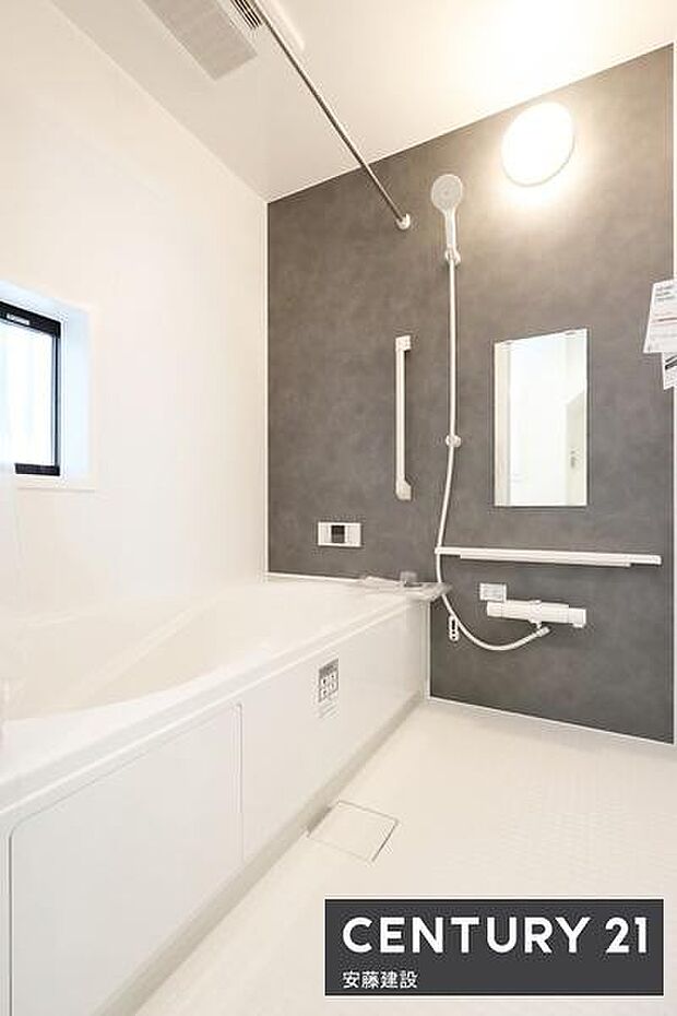 【 浴室 / Bathroom 】ブラックのアクセントパネルで優雅な空間を演出したシステムバスホスクリーンが備わっており、雨の日でも部屋干し可能