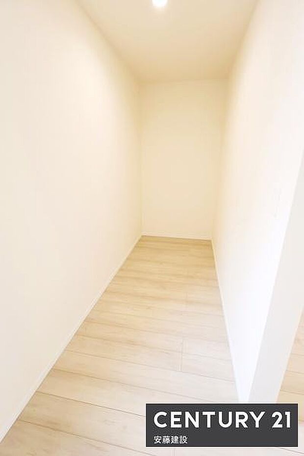 【 パントリー 】キッチン背面には食料品や日用品を収納できる大容量パントリー完備!リビングと仕切られていて、来客時でも安心