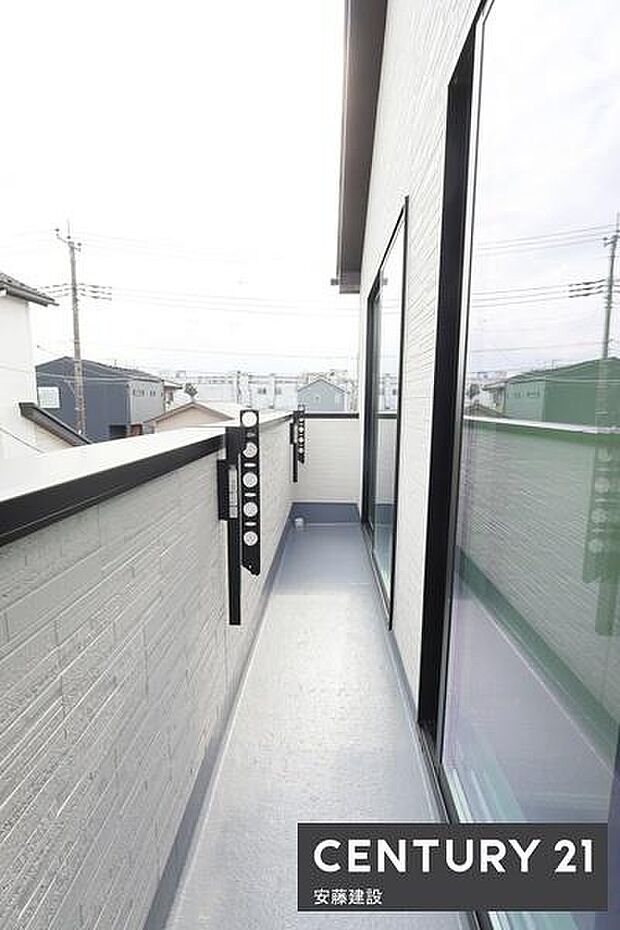 【 バルコニー / Balcony 】陽当良好な南東向きバルコニー!陽当りがよく洗濯物もしっかり乾きます