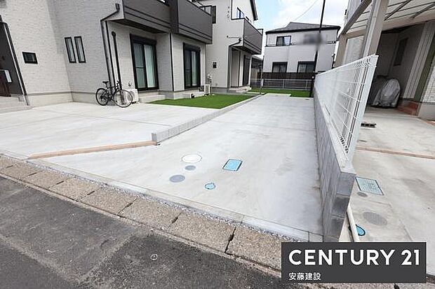 【 駐車場 / parking 】駐車2台可能なスペースバイク・自転車置き場としても役立つゆとりの広さ