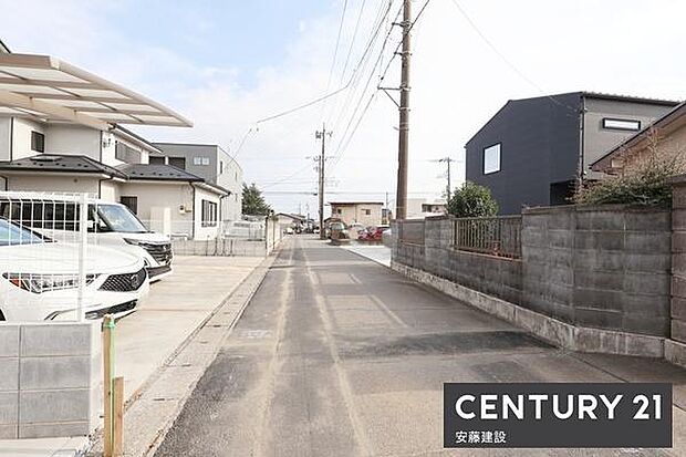 【 前面道路 】西側約4m公道車通りが少ないため、慌てることなく駐車ができて安心です