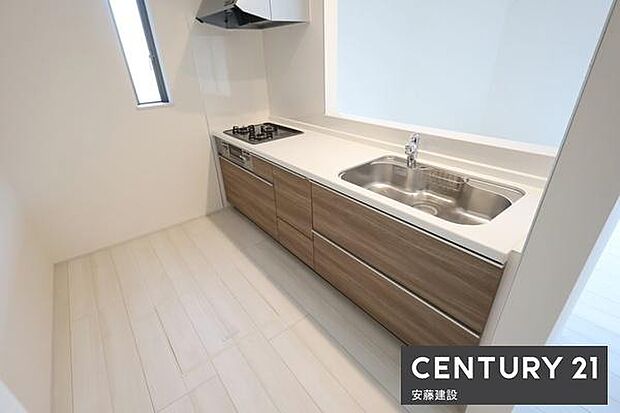 【 キッチン / Kitchen 】リビングを見渡せるオープンキッチンで、お料理の受け渡しもスムーズ!窓があり熱やにおいがこもりにくい設計