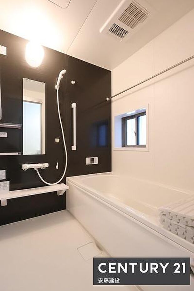 【 浴室 / Bathroom 】ブラックのアクセントパネルで優雅な空間を演出したシステムバスホスクリーンが備わっており、雨の日でも部屋干し可能