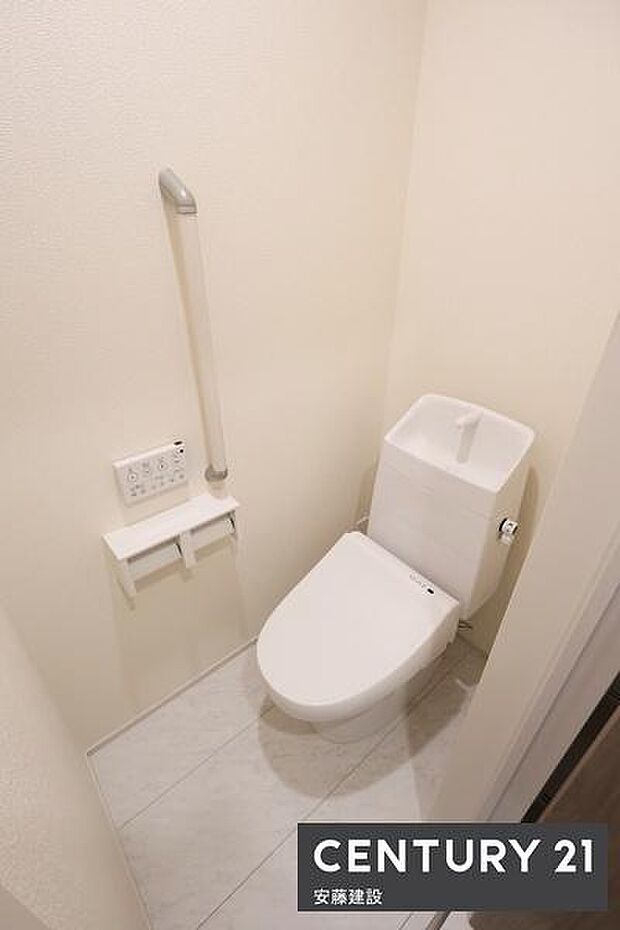 【 トイレ / toilet 】清潔的なウォッシュレット付きトイレ手摺完備で家族みんなにやさしいトイレです