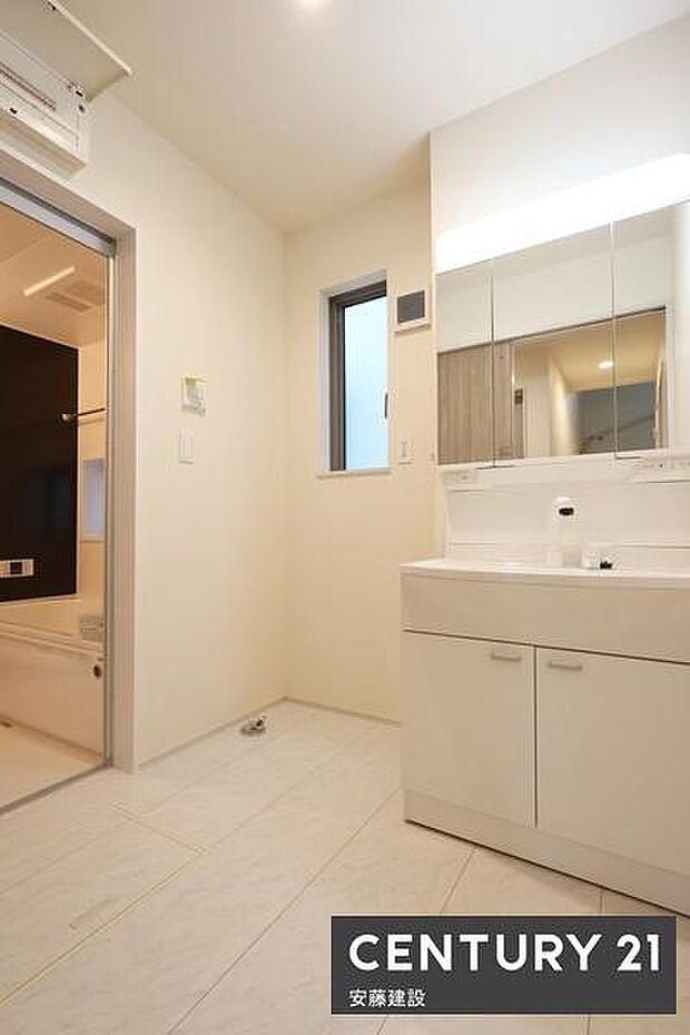 【 洗面所 / Washroom 】清潔感溢れる洗面所は忙しい朝もストレスフリーに身支度できそうな空間収納力のある三面鏡独立洗面台完備!