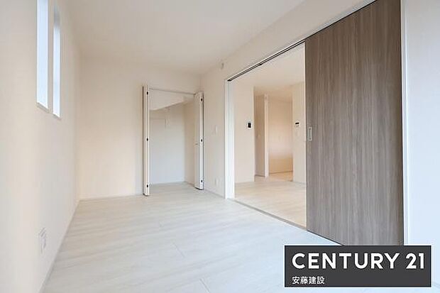 【 1階洋室 / 6.25帖 】リビング横の洋室は子どもの遊び場や家事、仕事スペースとしても使えるゆとりの空間!