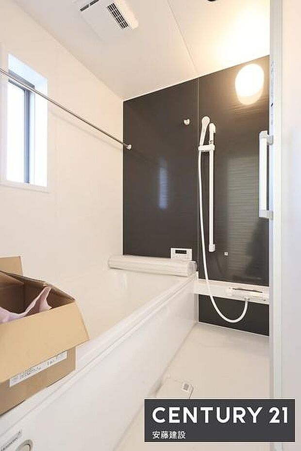 【　浴室　/　Bathroom　】たっぷりのお湯にゆったり浸かれそうなゆとりの浴室浴室暖房乾燥機が備わっており換気しやすく、冬場は過度な温度差を防げます