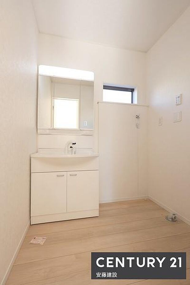 【　洗面所　/　Washroom　】清潔感溢れる洗面所は忙しい朝もストレスフリーに身支度できそうな空間