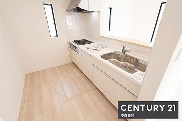 【 キッチン / Kitchen 】お料理の受け渡しもスムーズな対面式のシステムキッチン窓があり熱やにおいがこもりにくい設計