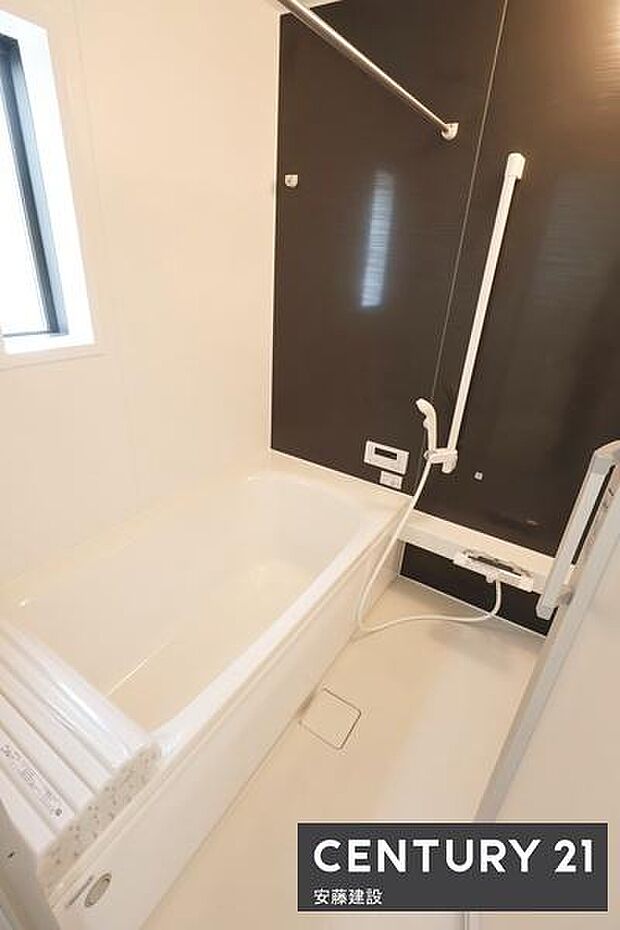 【 浴室 / Bathroom 】ゆったりと至福のバスタイムを過ごせそうな清潔感ある浴室ホスクリーンが備わっており、雨の日でも部屋干し可能!