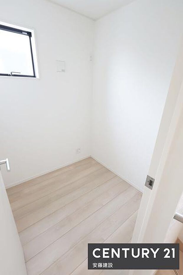 【 サービスルーム / 2帖 】収納やちょっとした仕事、家事に使えるサービスルーム完備