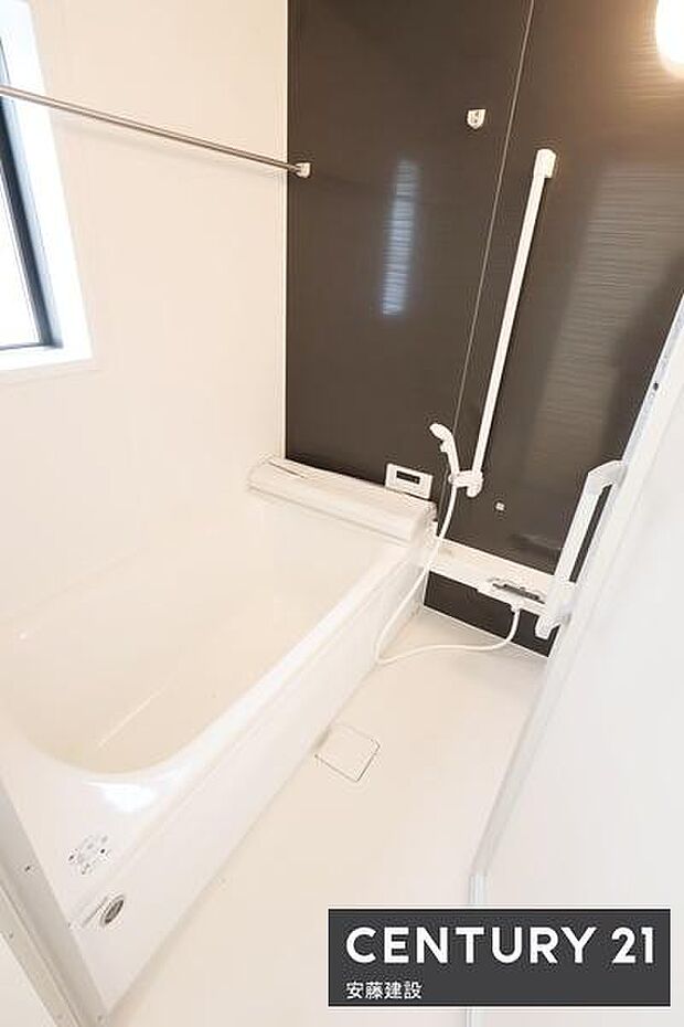 【 浴室 / Bathroom 】たっぷりのお湯にゆったり浸かれそうな、清潔感ある浴室です。ホスクリーンが備わっており、雨の日でも部屋干し可能