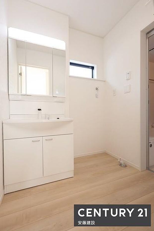 【 洗面所 / Washroom 】清潔感溢れる洗面所しっかり収納できる独立洗面化粧台完備!