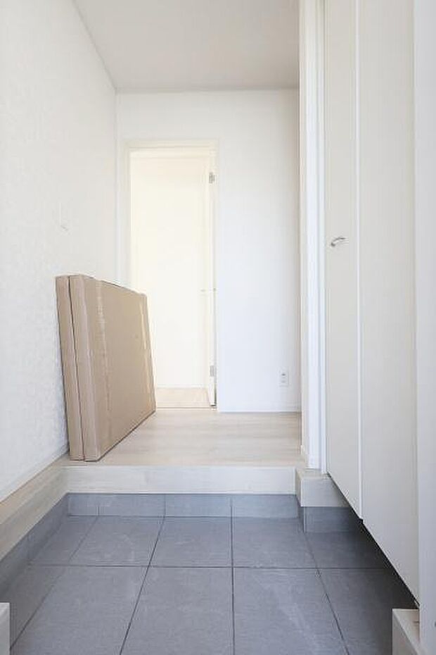 【　玄関　/　entrance　】住む人を毎日見送り迎え入れる、落ち着いた雰囲気の玄関