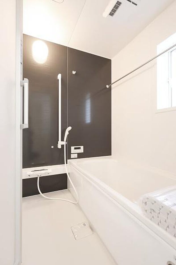 【　浴室　/　Bathroom　】たっぷりのお湯にゆったり浸かれそうなゆとりの浴室浴室暖房乾燥機が備わっており換気しやすく、冬場は過度な温度差を防げます