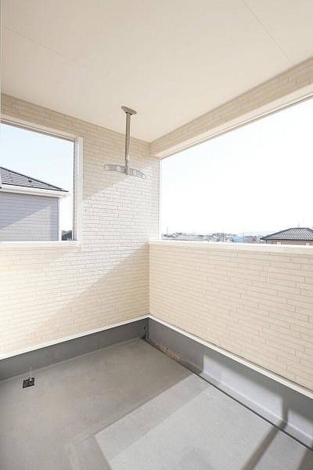 【　バルコニー　/　Balcony　】南向きインナーバルコニー！ワイドバルコニーのため洗濯物の量が多くても安心です