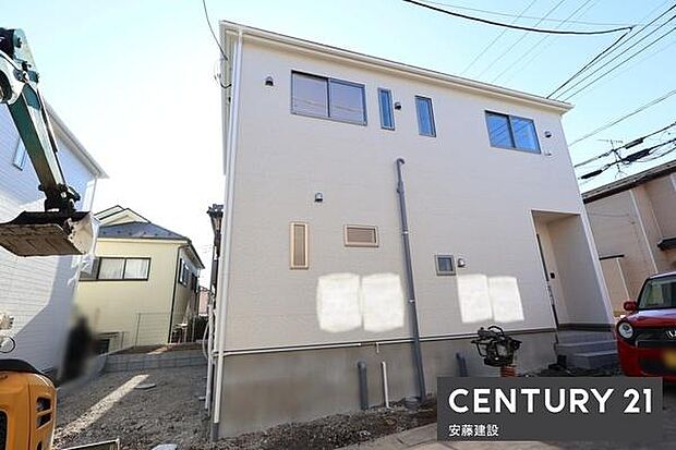 防犯カメラや電子キー、TVモニター付インターホン等が備わったセキュリティ面安心の邸宅