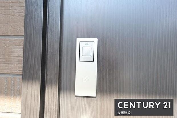 【 玄関 / entrance 】専用キーがあればワンタッチで開閉可能なスマートキー搭載!買い物帰りや雨の日、子どもと手が離せないときでもすぐに施錠できてうれしい機能