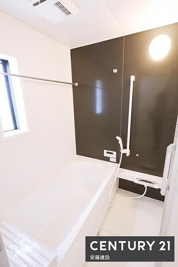 【 2階浴室 / Bathroom 】ゆったりと至福のバスタイムを過ごせそうな清潔感ある浴室浴室暖房乾燥機が備わっており換気しやすく、冬場は過度な温度差を防げます