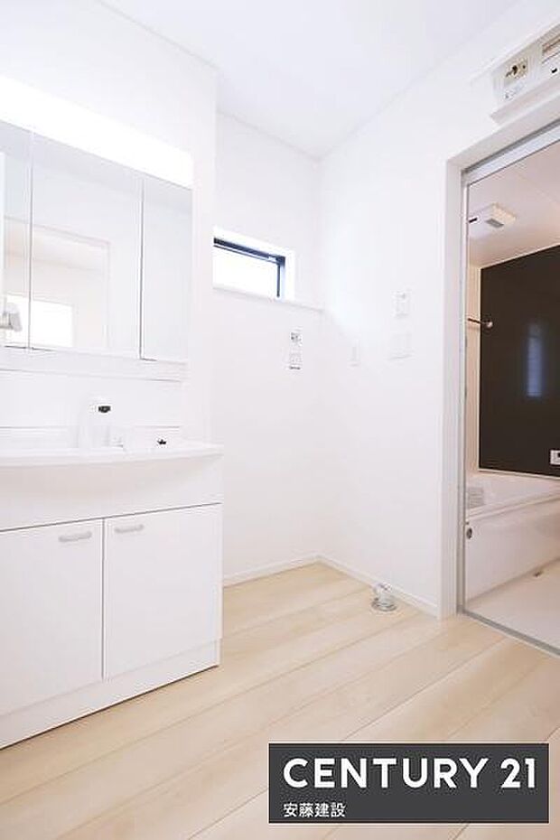 【 洗面所 / Washroom 】清潔感溢れる洗面所は、家族みんなが快適に使えるよう配慮された空間バタバタしがちな朝の時間も、ゆとりをもって過ごせます!