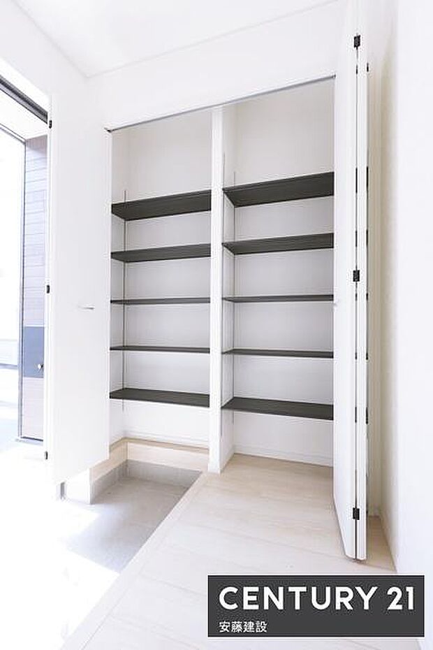 【 シューズボックス 】クローゼット風可動棚棚幅が調整可能な為、ブーツだけでなく下にはベビーカーや傘なども収納可能掃除は下に砂を落として箒で掃くだけなので掃除がしやすい!!