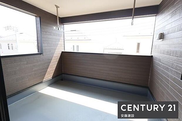 【　バルコニー　/　Balcony　】天候を気にせず洗濯ができるインナーバルコニー！南向きで陽当り良好ワイドバルコニーのため洗濯物の量が多くても安心です