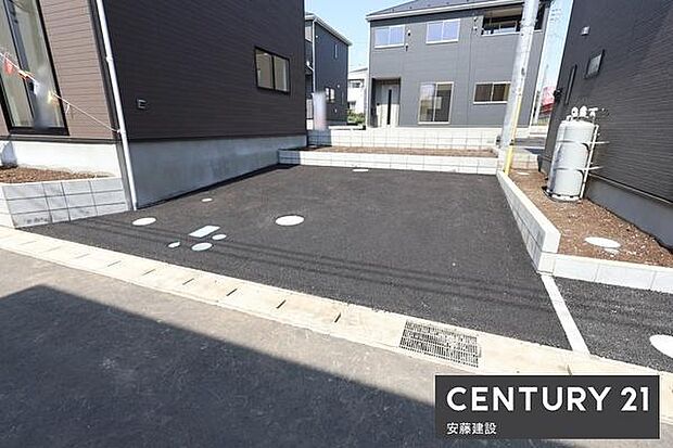 【　駐車場　/　parking　】並列2台可能な駐車スペースご夫婦それぞれのお車をお家の前に停めることができます