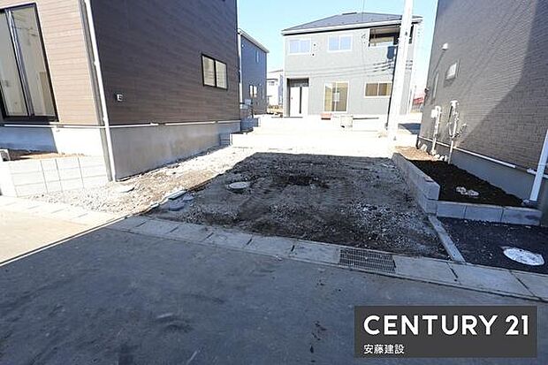 【　駐車場　/　parking　】並列2台可能な駐車スペースご夫婦それぞれのお車をお家の前に停めることができます