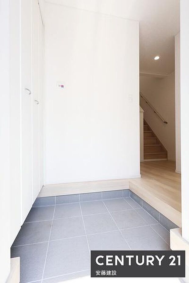 【 玄関 / entrance 】間口が広く開放的な空間帰宅後玄関からすぐ洗面浴室で手洗い可能な設計