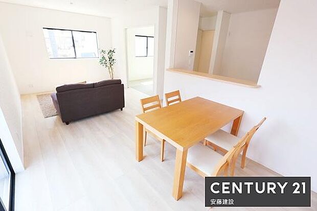 【 リビング / 16.2帖 】二面採光で陽当・風通良好なゆとりのあるLDK!ダイニングテーブルとソファーを置いてもゆとりが生まれる空間※家具は価格に含まれません。