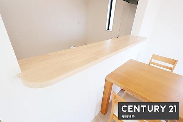 【 カウンターキッチン 】大皿も置けるしっかりとした幅のカウンターキッチン