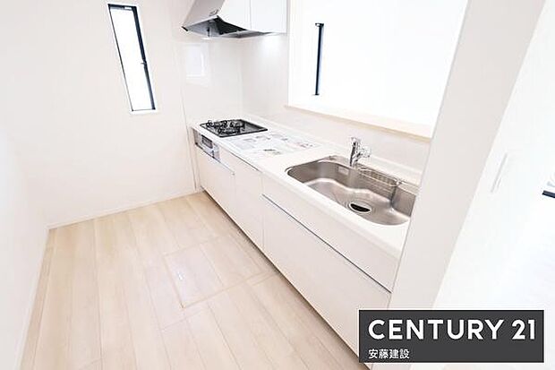 【 キッチン / Kitchen 】お料理の受け渡しもスムーズな対面式のシステムキッチン窓があり熱やにおいがこもりにくい設計