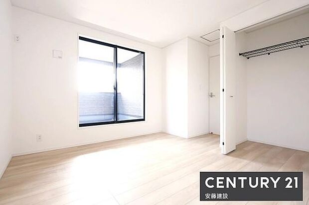 【　寝室　/　7.5帖　】バルコニーに面して明るくあたたかな寝室！お好みの家具を置いてホテルライクな空間も楽しめます夫婦2人分の衣類をしっかり収納可能なクローゼット完備