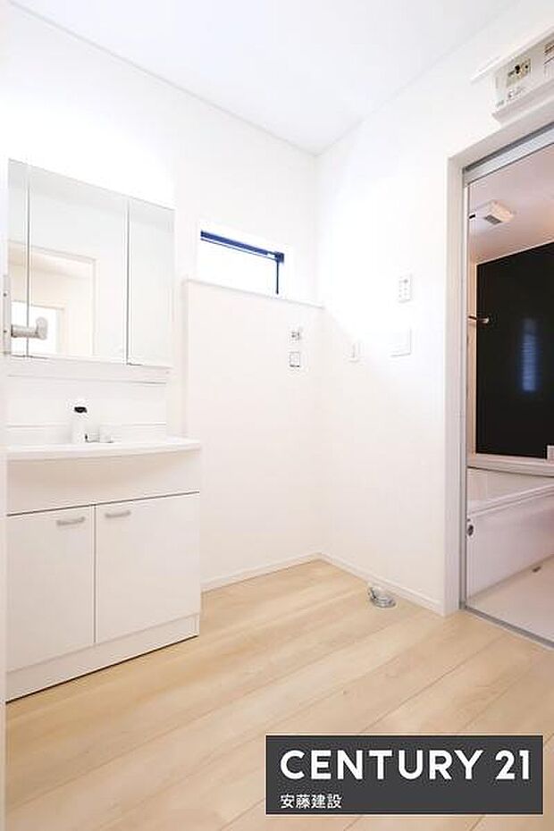 【 洗面所 / Washroom 】清潔感溢れる洗面所は忙しい朝もストレスフリーに身支度できそうな空間化粧品や掃除道具も収納可能な独立洗面化粧台完備で、物が散らからず綺麗に保てます!