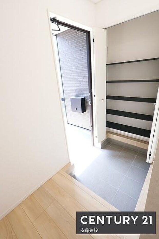 【　シューズボックス　】クローゼット風可動棚棚幅が調整可能な為、ブーツだけでなく下にはベビーカーや傘なども収納可能掃除は下に砂を落として箒で掃くだけなので掃除がしやすい！！