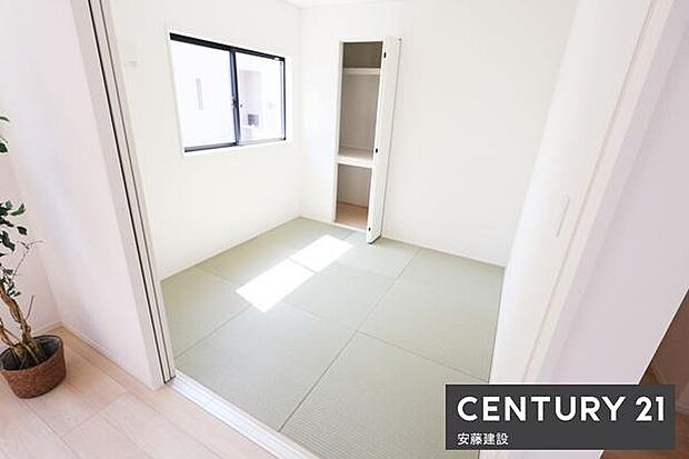 【 和室 / 4.5帖 】ダイニング横の和室は、引き戸をあければより開放的な空間に!冬場はこたつを設置したくなる空間♪付属の収納は扉以上に横幅があります