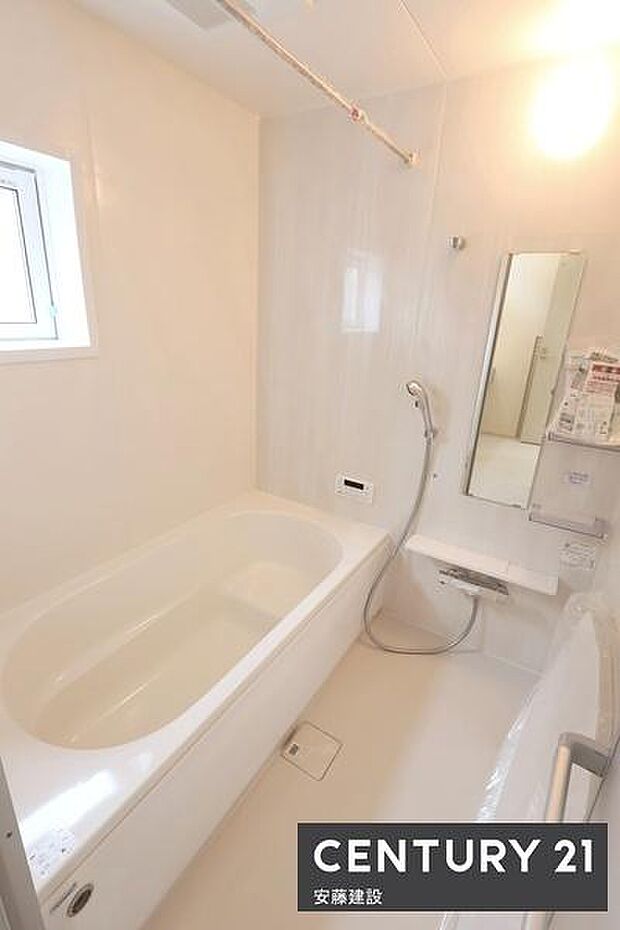 【 浴室 / Bathroom 】ゆったりと至福のバスタイムを過ごせそうな清潔感ある浴室ホスクリーンが備わっており、雨の日でも部屋干し可能!