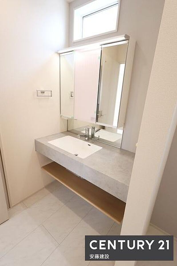 【 独立洗面化粧台 】掃除もしやすいフルフラットな洗面化粧台完備三面鏡のため身だしなみのチェックもバッチリ!