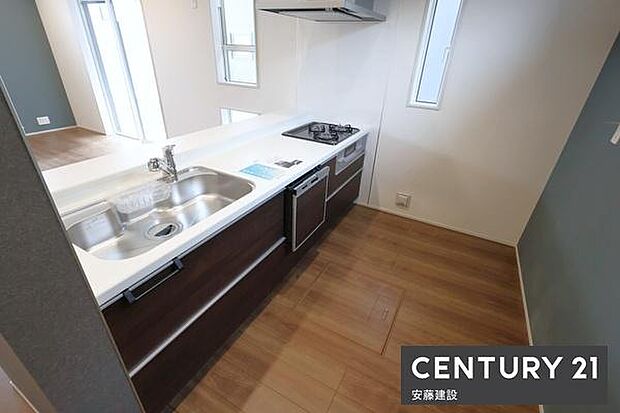 【 キッチン+食洗機 / Kitchen 】収納と作業スペースをしっかり確保した対面式システムキッチン!お料理の片付けや運び出しもしやすい便利な設計家事時短に役立つ食洗機付き