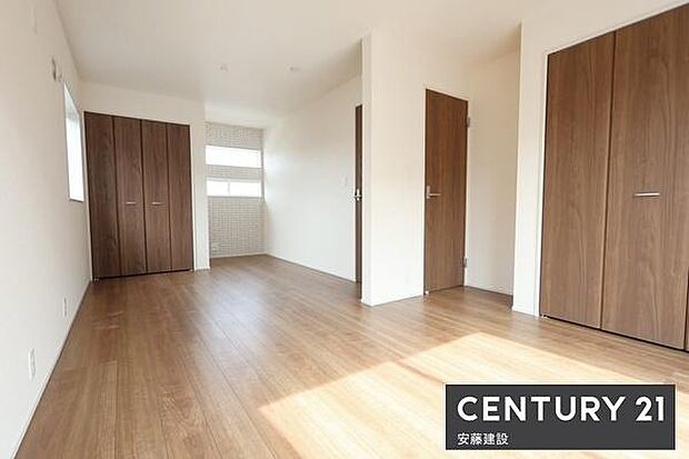 【 寝室(間仕切可) / 10.6帖 】将来の家族人数に応じて間取り変更可能なフレキシブルルーム!ダブルベッドを置ける寝室はご夫婦でお使いいただける空間