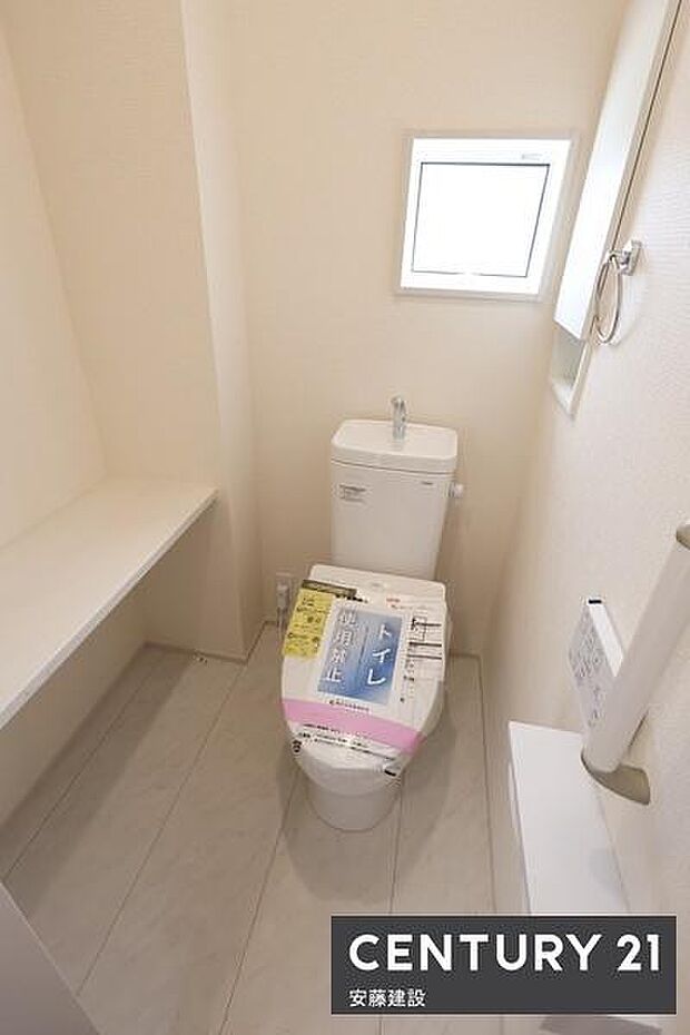 【 トイレ / toilet 】明るく清潔的なウォッシュレット付きトイレゆとりのある広さに便利なカウンター付き!
